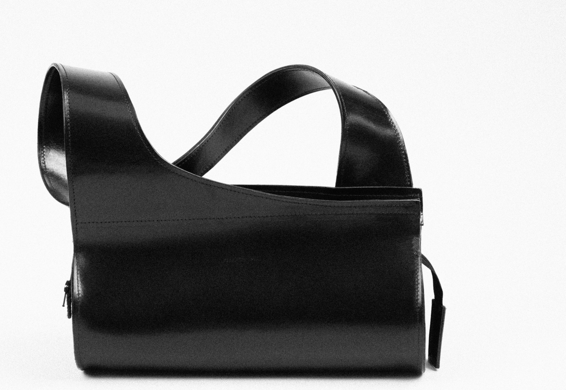 LE SAC SUSPENDU HANDBAG NOIR – Cauchemar - Main Image